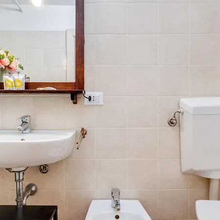 Tra Le Due Torri E Piazza Santo Stefano