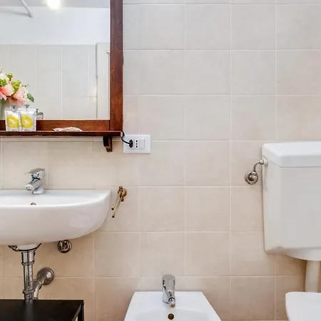 Tra Le Due Torri E Piazza Santo Stefano Bologna