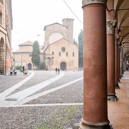 Tra Le Due Torri E Piazza Santo Stefano *
