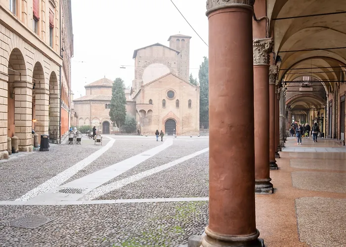 Tra Le Due Torri E Piazza Santo Stefano *