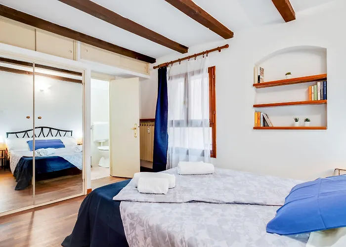 Tra Le Due Torri E Piazza Santo Stefano Bologna