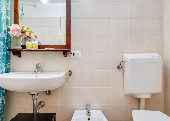 Tra Le Due Torri E Piazza Santo Stefano